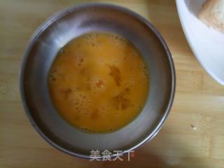 夏日懒人餐  鸡蛋煎面包片的做法步骤：2