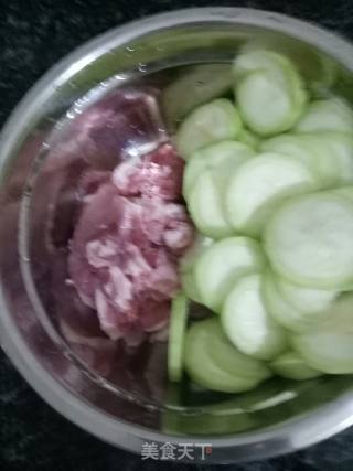 丝瓜肉片汤的做法步骤：1