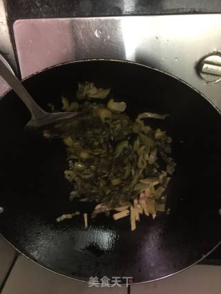酸菜炒猪肠的做法步骤：3