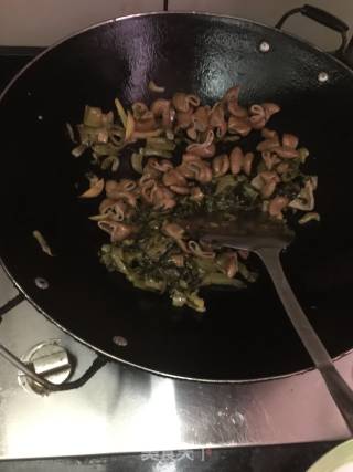 酸菜炒猪肠的做法步骤：4