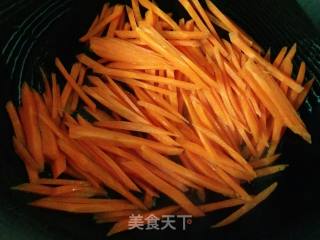 红萝卜炒香干的做法步骤：3