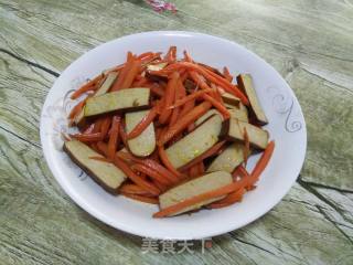 红萝卜炒香干的做法步骤：6