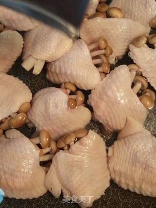菌菇鸡翅的做法步骤：2