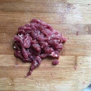 蒜苗洋葱炒肉丝的做法步骤：2