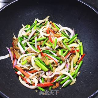 蒜苗洋葱炒肉丝的做法步骤：6