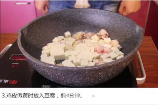鸡腿煎豆腐的做法步骤：3