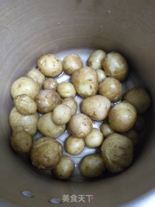 椒盐醋溜土豆饼的做法步骤：1