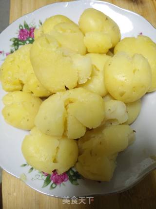 椒盐醋溜土豆饼的做法步骤：2