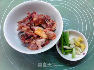 土豆蒸鸡的做法步骤：2