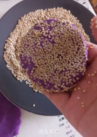 奶香芝麻紫薯饼的做法步骤：7