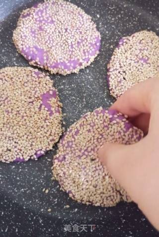 奶香芝麻紫薯饼的做法步骤：8