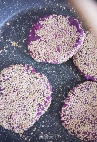 奶香芝麻紫薯饼的做法步骤：9