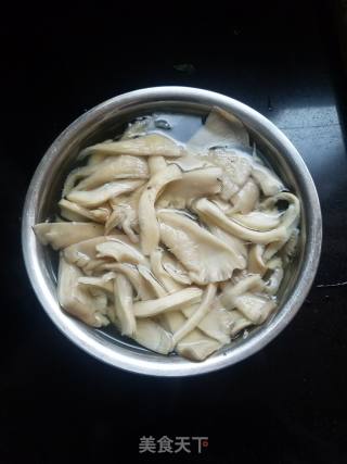 平菇油菜炒肉片的做法步骤：2