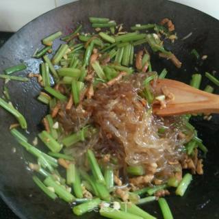 芹菜炒粉的做法步骤：7