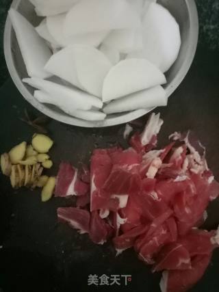 白萝卜炒牛肉的做法步骤：1