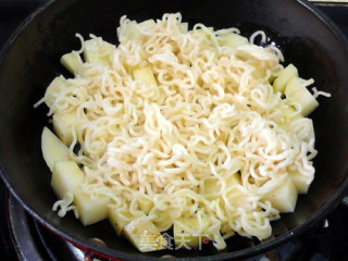 土豆方便面焖腊肉的做法步骤：7