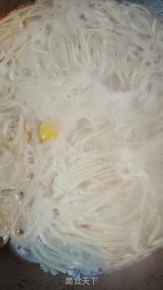 “夏季懒人饭”鸡蛋面条的做法步骤：4