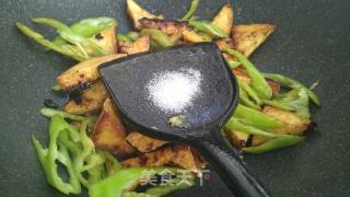 香辣酱尖椒炒豆腐的做法步骤：10