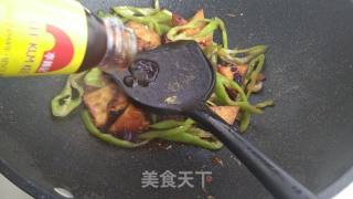 香辣酱尖椒炒豆腐的做法步骤：11