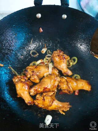 吮手指的美食“红烧鸡翅根”的做法步骤：7