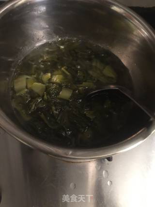 苦瓜酸菜黄豆煲筒骨的做法步骤：3