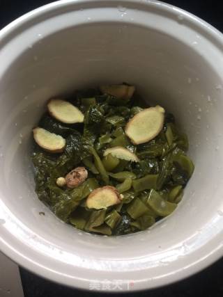 苦瓜酸菜黄豆煲筒骨的做法步骤：5