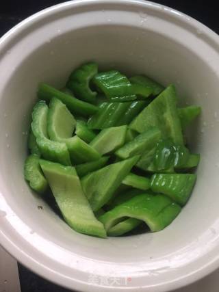 苦瓜酸菜黄豆煲筒骨的做法步骤：6