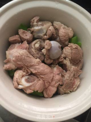 苦瓜酸菜黄豆煲筒骨的做法步骤：7