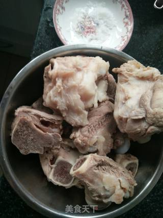 大骨头炖酸菜的做法步骤：1
