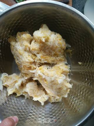 大骨头炖酸菜的做法步骤：2
