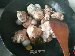 大骨头炖酸菜的做法步骤：5
