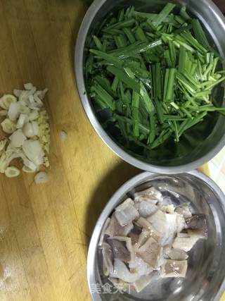 韭菜炒鱿鱼的做法步骤：1