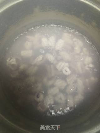 韭菜炒鱿鱼的做法步骤：2
