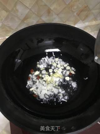 韭菜炒鱿鱼的做法步骤：3