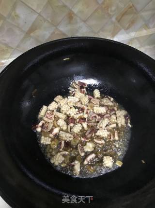 韭菜炒鱿鱼的做法步骤：4