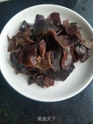 西葫芦炒木耳的做法步骤：1