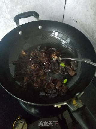 西葫芦炒木耳的做法步骤：3