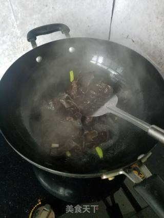 西葫芦炒木耳的做法步骤：4