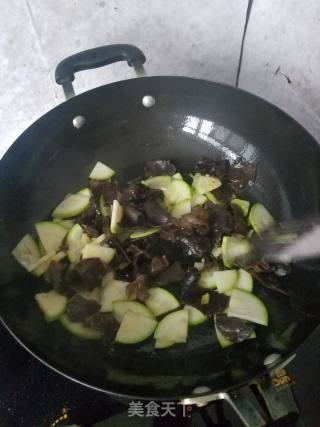 西葫芦炒木耳的做法步骤：5