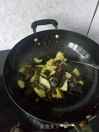 西葫芦炒木耳的做法步骤：6