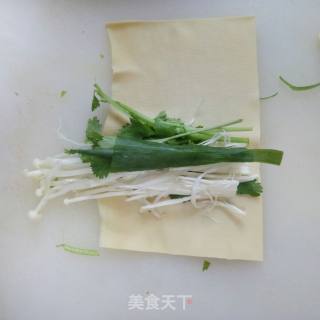 煎豆腐皮金针菇的做法步骤：2