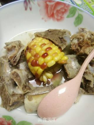 玉米排骨汤的做法步骤：1