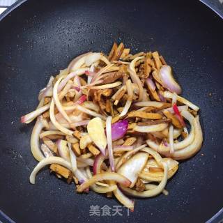 洋葱香干小炒面的做法步骤：6