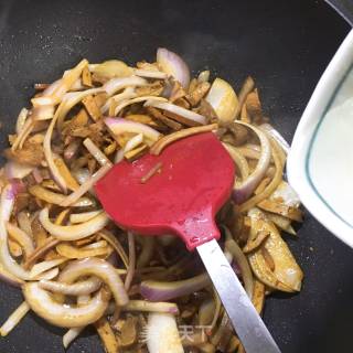 洋葱香干小炒面的做法步骤：7