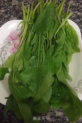 菠菜鸡蛋饼的做法步骤：1