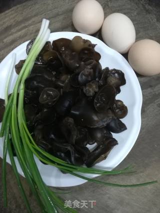 木耳炒鸡蛋的做法步骤：1