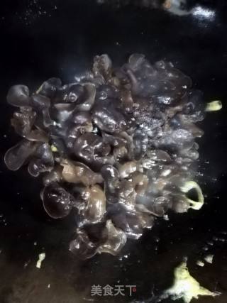 木耳炒鸡蛋的做法步骤：4