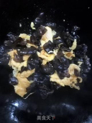 木耳炒鸡蛋的做法步骤：5