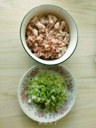 “色泽金黄、层次鲜明、外酥里嫩、油而不腻”的——千层肉饼的做法步骤：2