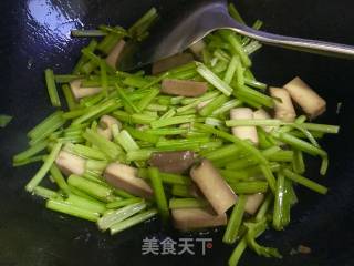 芹菜炒蛋干的做法步骤：5